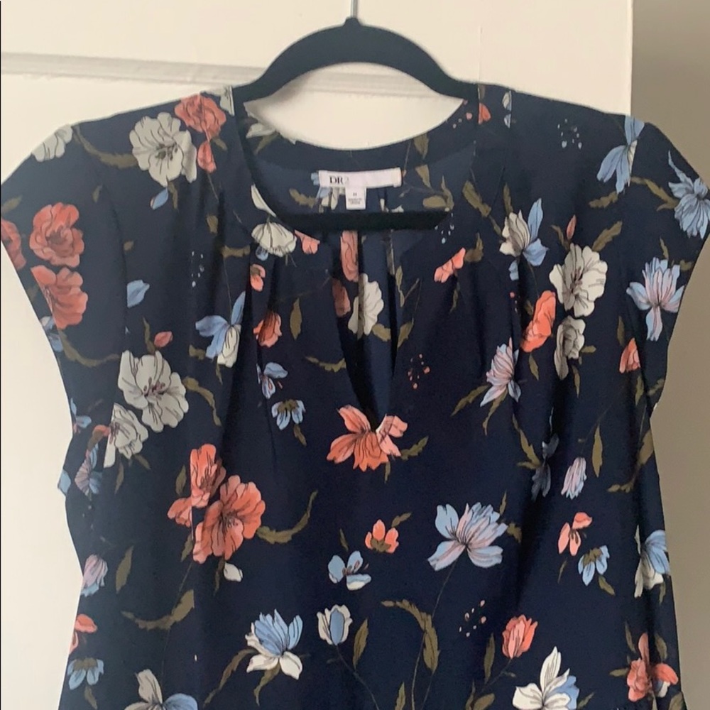 EUC Beautiful Hi-low blouse!